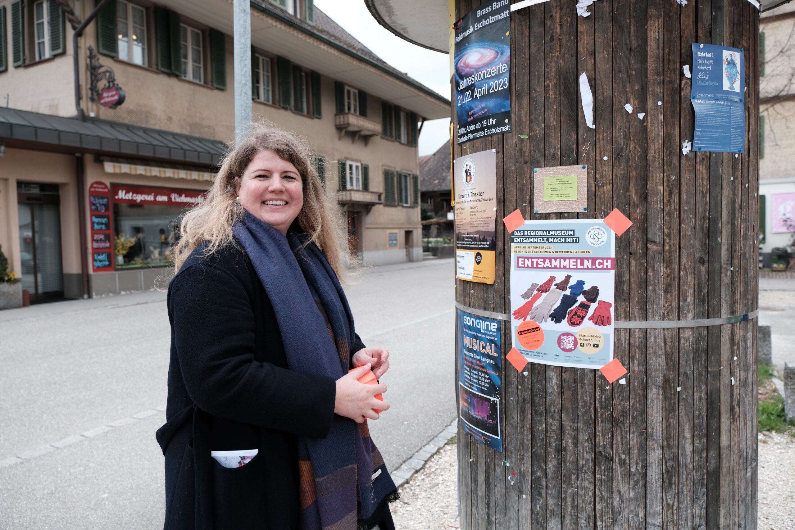 Carmen Simon mit Plakat #AltSuchtNeu 2023